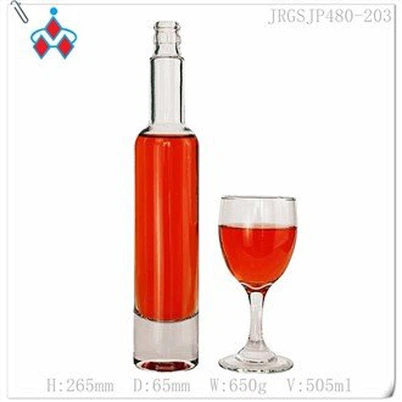 شیشے کی خالی ووڈکا کی بوتل